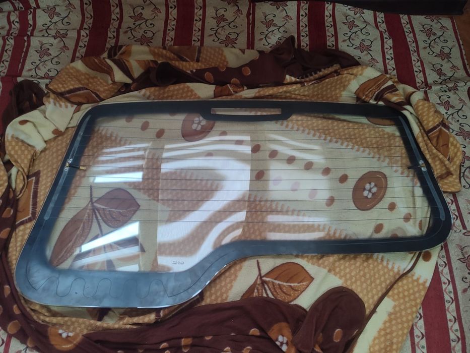 Продается задний стекло новый