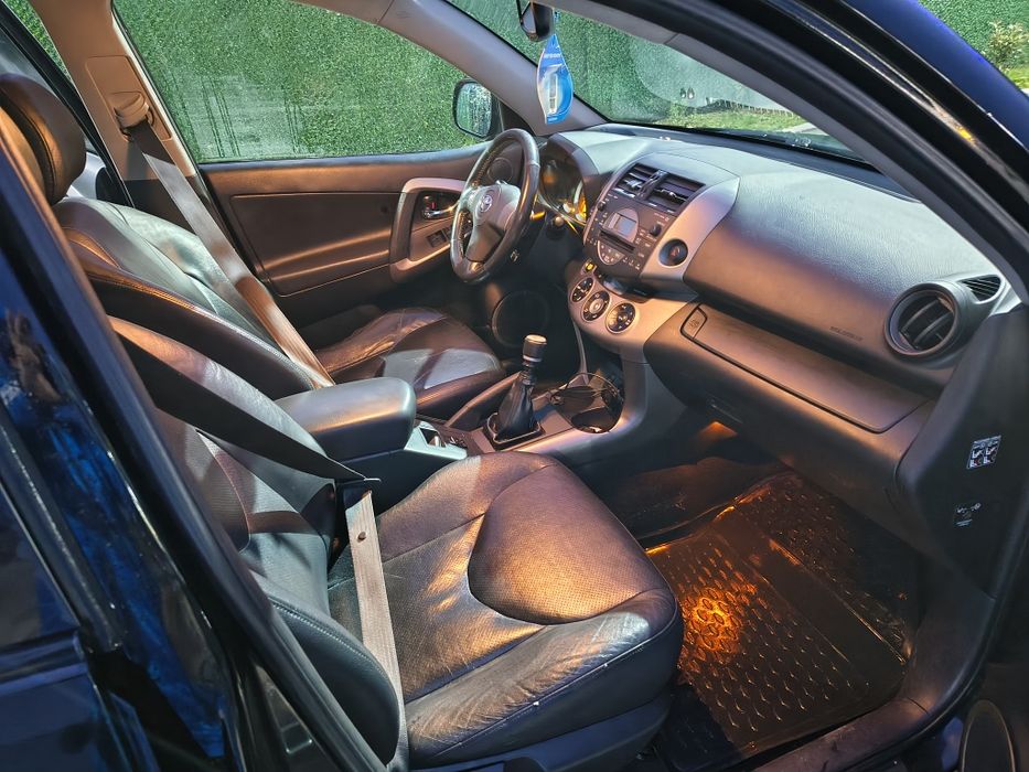 Toyota RAV-4 din anul 2008 Star Stop , 4x4 la buton  , cârlig de remor