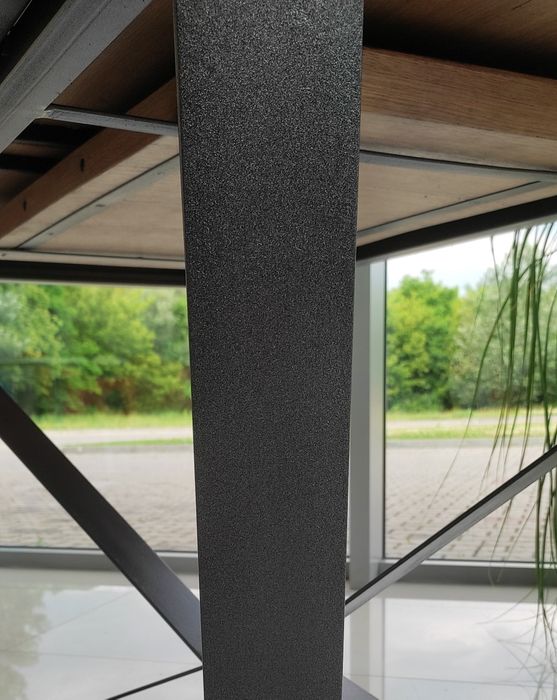 Трапезна маса с плот от дъб и метална основа