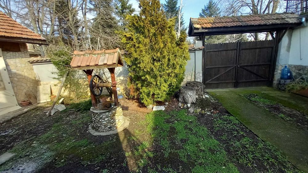 Имот в с. Бабово - 3 къщи с просторен парцел