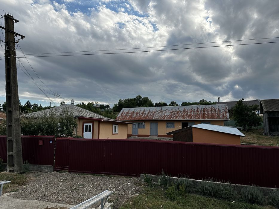 Casă-Gospodarie-locuibilă cu 3 cam+ 2 anexe +1700mp teren in sat Mănăstireni la 15km de BT!
