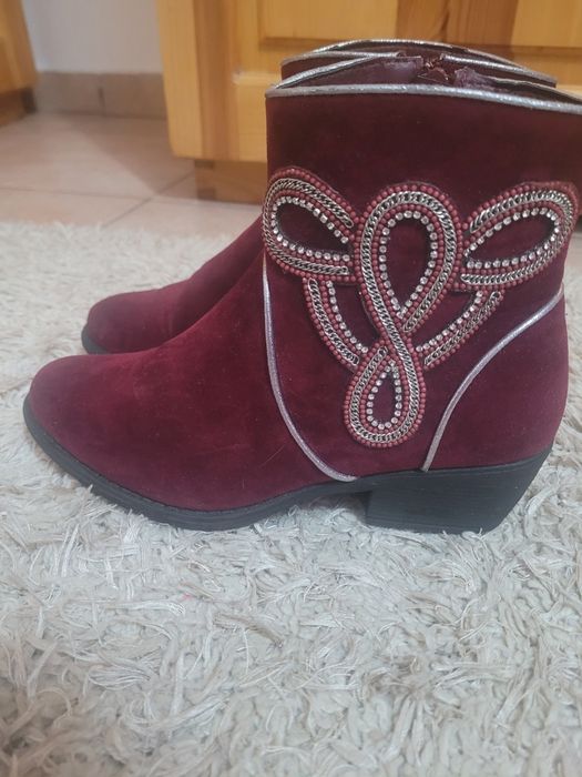 Botine purtate de două ori.