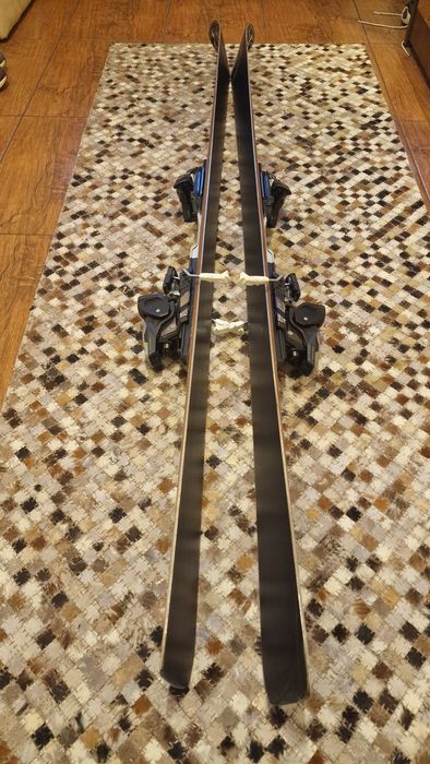 Schiuri Volant Pure Black 174 cm