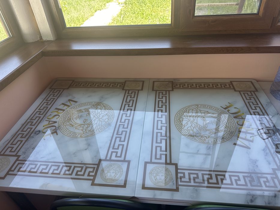 Продам стулья столы горку .