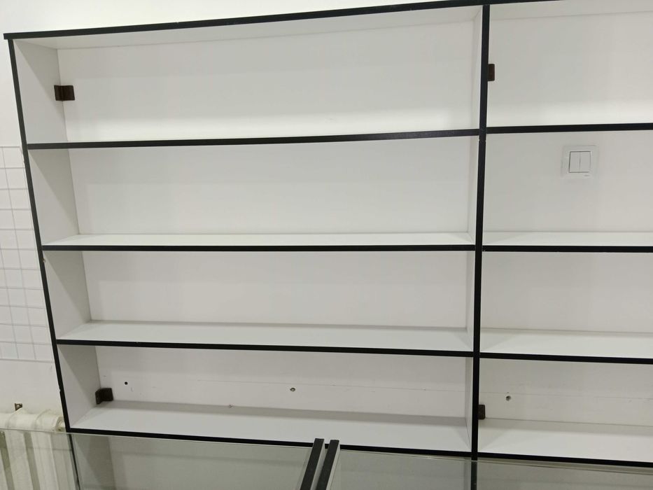 Продаются полки со стеклянными стеллажами для магазина