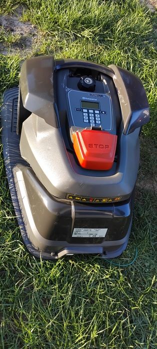 Robot de tuns gazon profesional Husqvarna  McCulloch original cu statie de încărcare
Nu dețin pinurile / se aprind 
Se vând cum se vad în poze 
Prețul