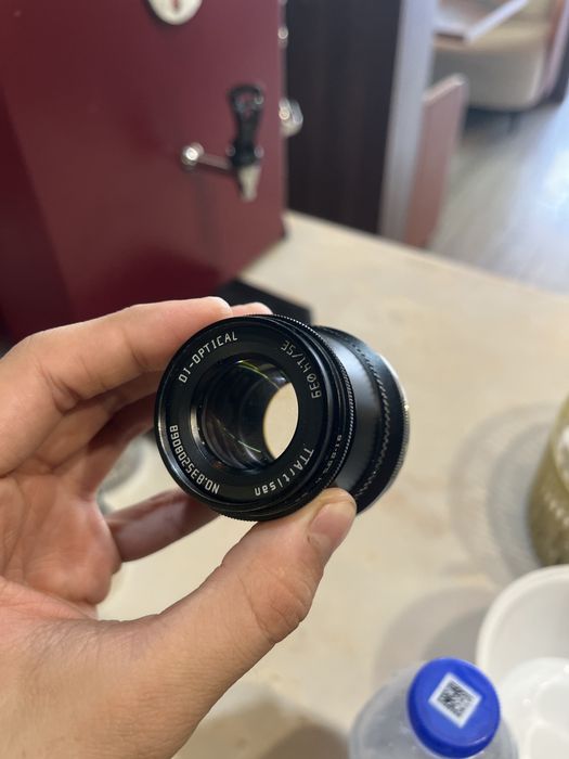 Мануальный объектив TTArtisan 35mm f/1.4. Имеет корпус из алюминия