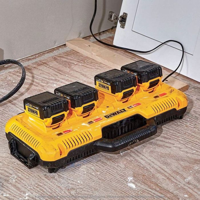 Бързо Зарядно устройство с 4 зарядни клетки DeWALT DCB104