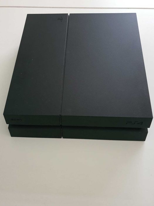 Vând PlayStation PS4 PRO
