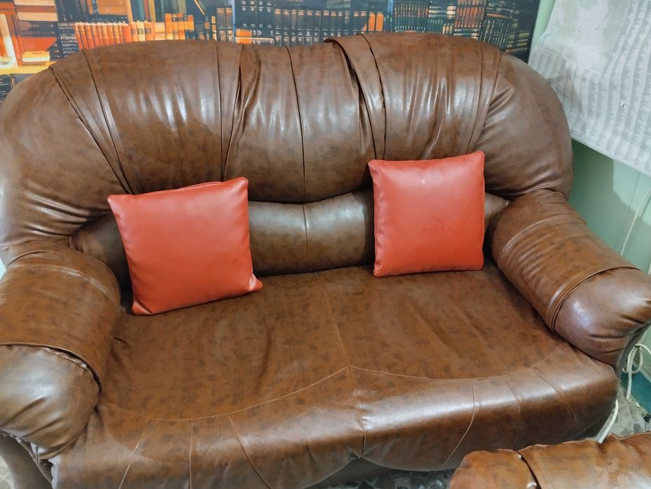 Масивна кожена мебел - диван и фотьойл.