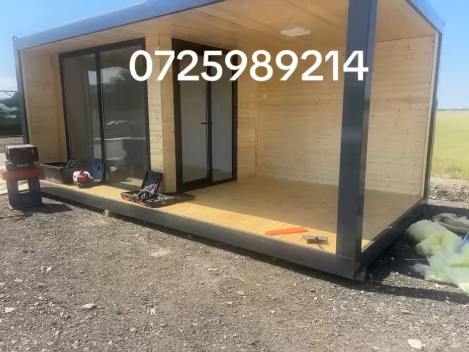Container modular cu terasa model cu lambriu de lemn pe tavan si pereti