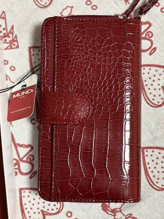 Чисто нов голям червен портфейл на цена 30 лв.