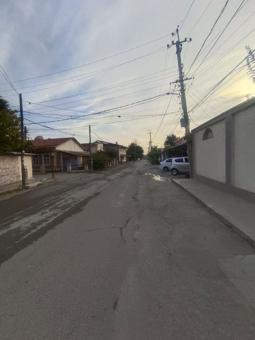 АРЗОН ХОВЛИ сотилади Якинда жойлашган. Болалар богчаси. мактаб. Мачит.