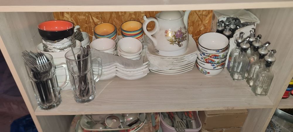 В продаже много посуды