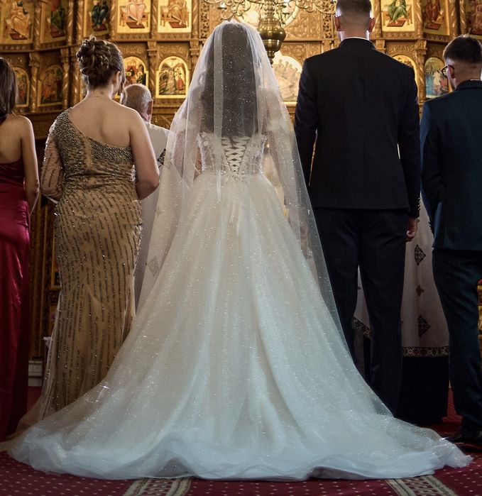 Rochie mireasa cu voal ivory
