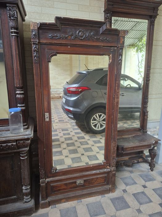 Антикварный шкаф.