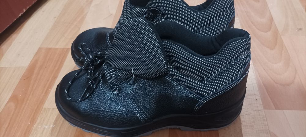 Продам спец ботинок