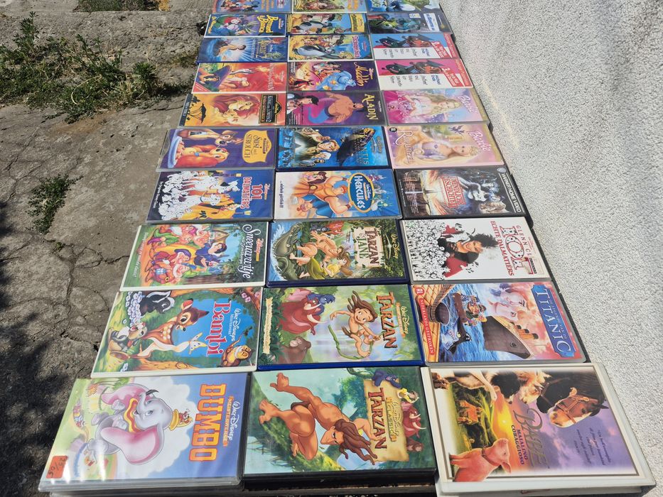 Vând 50 casete video VHS originale cu filme animație