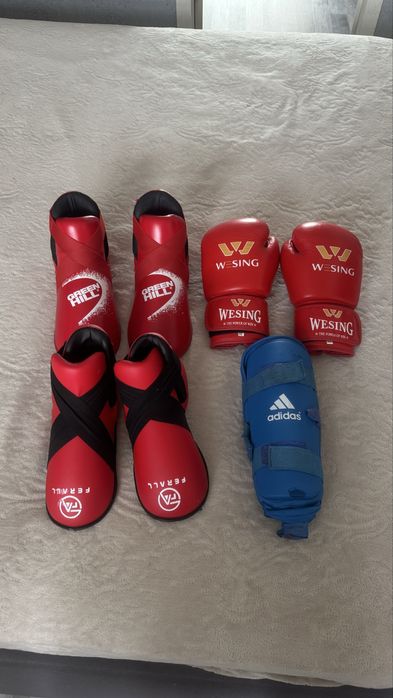 Перчатки, галоши, щитки для кикбоксинга