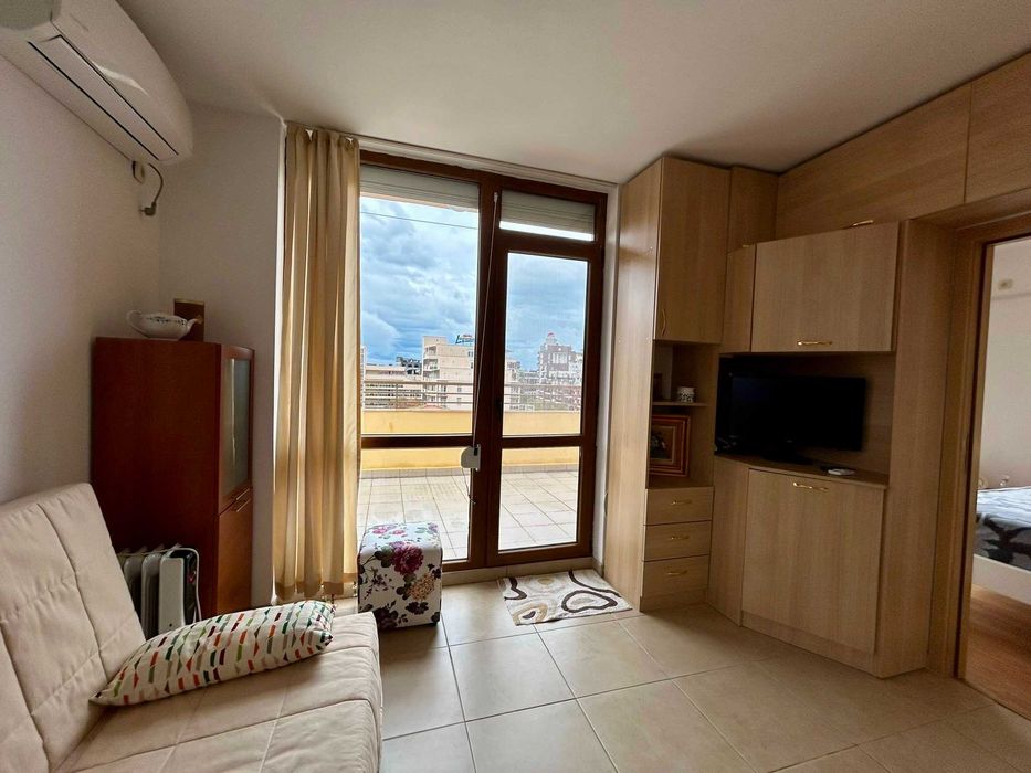 Просторен двустаен апартамент в к-с „Аштън Хол“