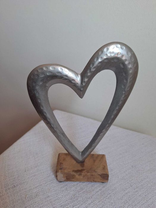 Inimă decorativă din fontă pe suport de lemn, rustică, 23 cm