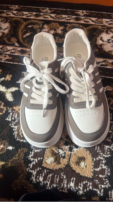 Кросовки женские