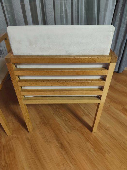 Трапезни столове от масивен дъб