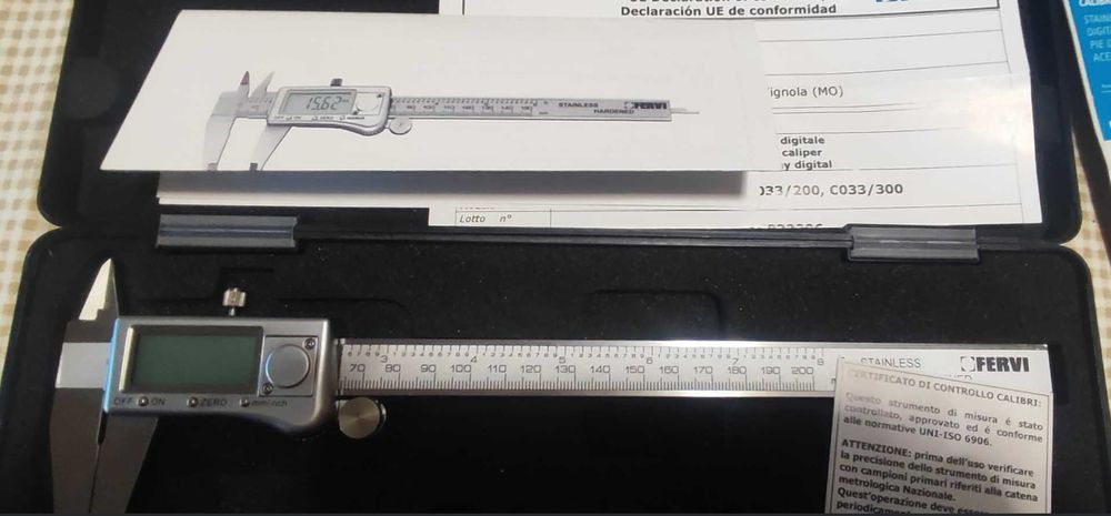 дигитален Шублер FERVI 200мм