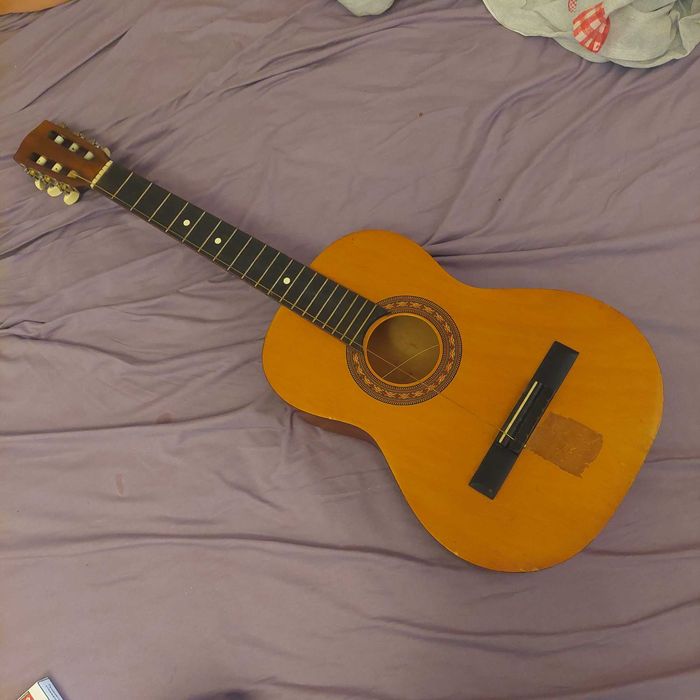 Класическа китара – запазен звук, козметични следи