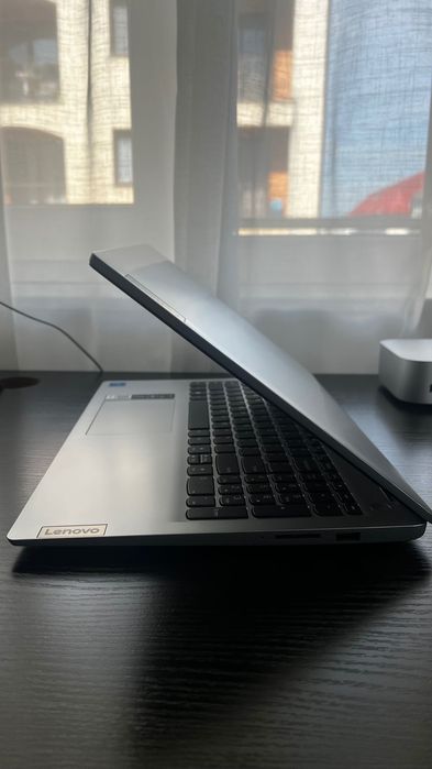 Laptop Lenovo 15.6" – Ca Nou / Impecabil (Școală, Office, Filme)
