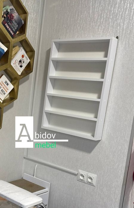 Навесной полка для лаков и для других предметов интерьера.