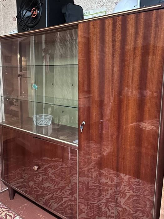 Сервант в хорошем состоянии!!!