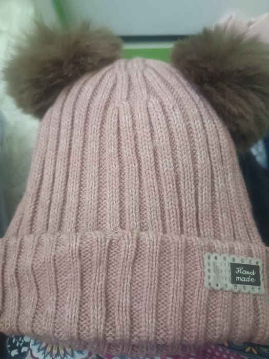 Шапки практически новые до 2,3 лет смотря какой ребенок