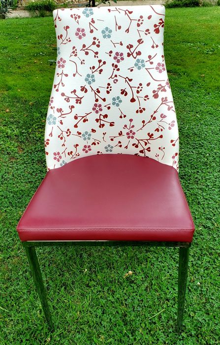 Удобни столове с цветна облегалка