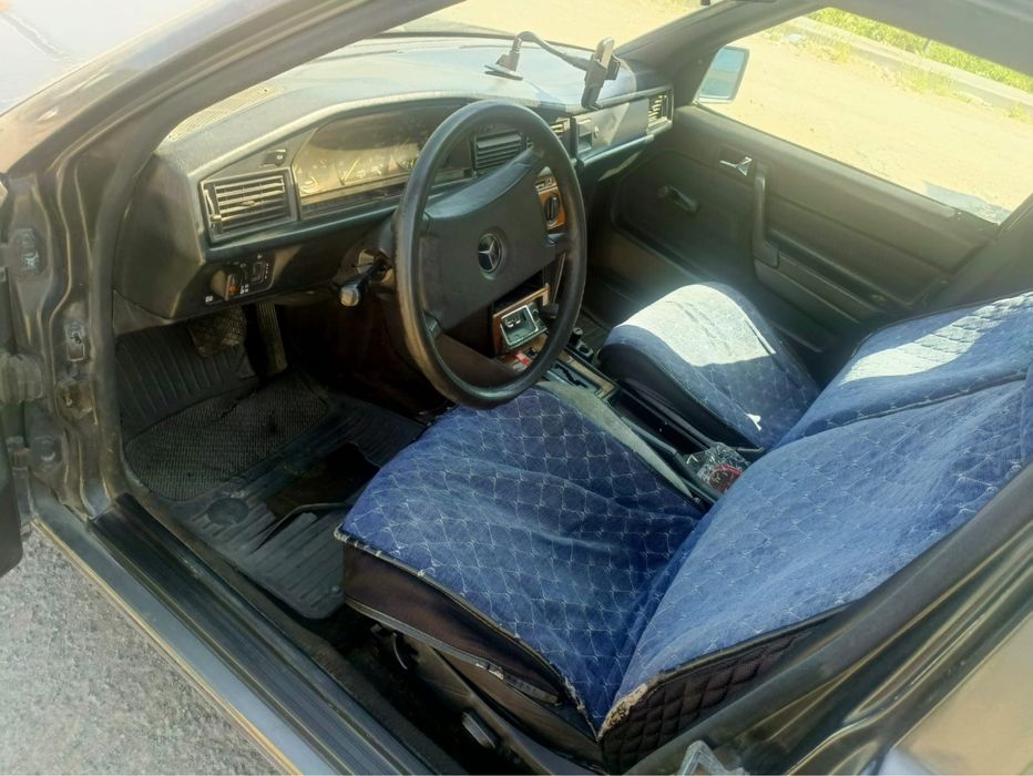 Машина Мерседес Benz 190