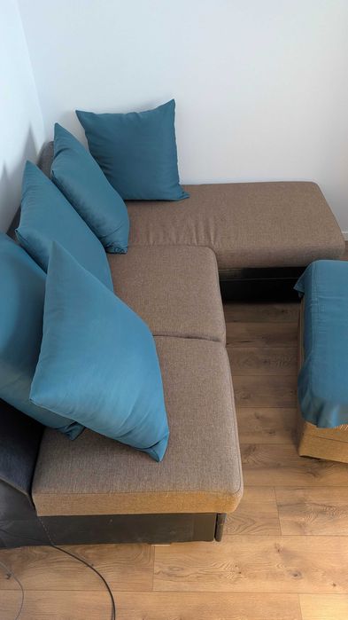 VAND Colțar extensibil + Taburet (2 lăzi depozitare), 5 perne incluse