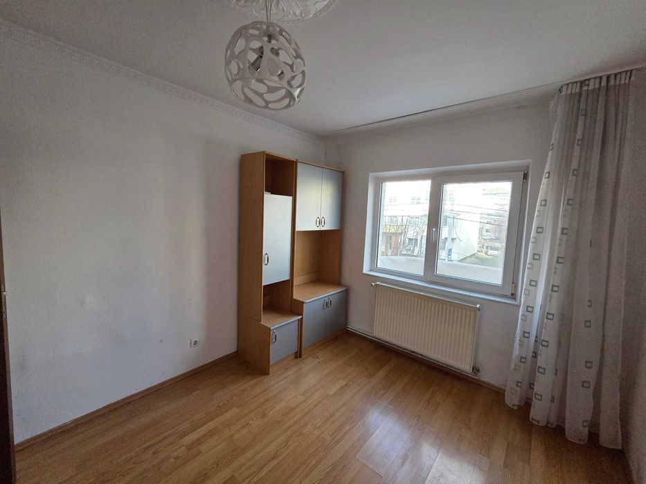 Închiriez apartament ultracentral cu 3camere, 2 bai et 1, 1 Mai