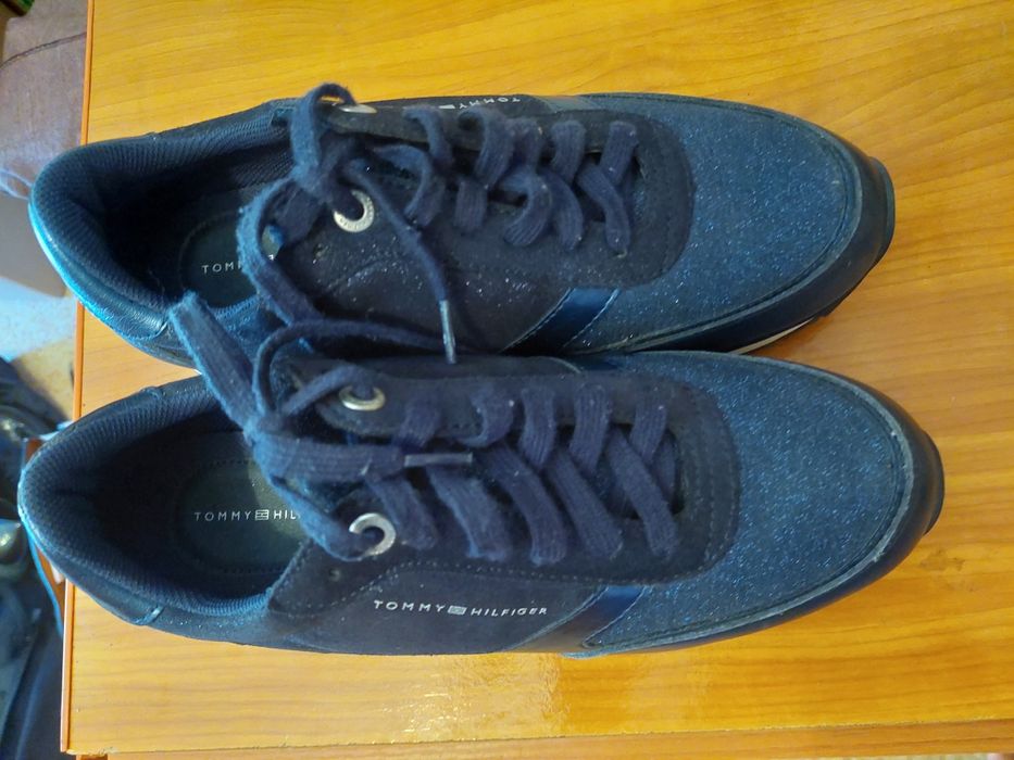 Vând adidasi Tommy Hilfiger