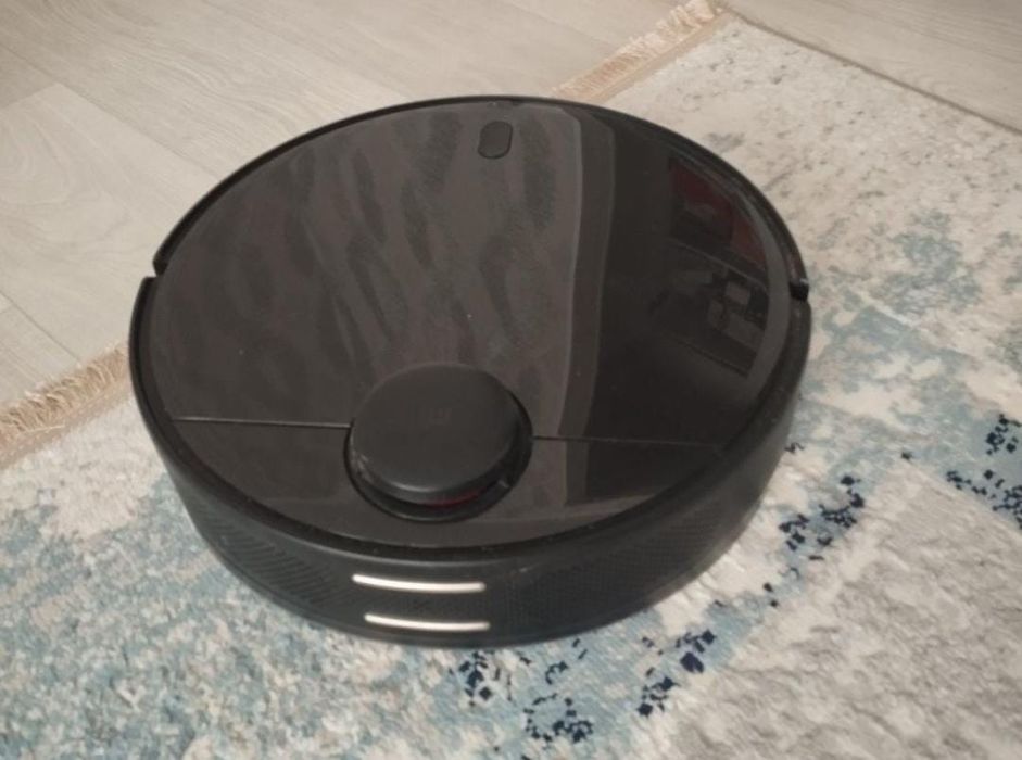 Продаю робот пылесос в отличном состояние