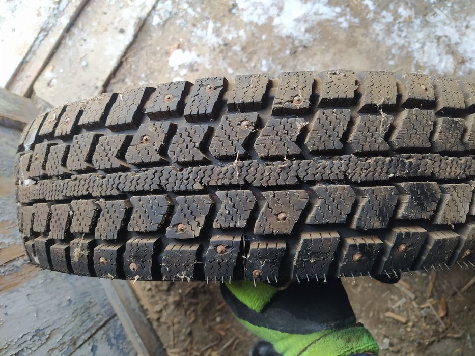 Зимняя легко грузовой шипованный