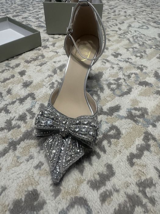 Серебристые блестящие туфли