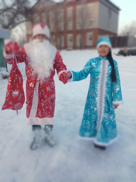 Здам деда мороза и снегурочка костюм на сутки 5000тг