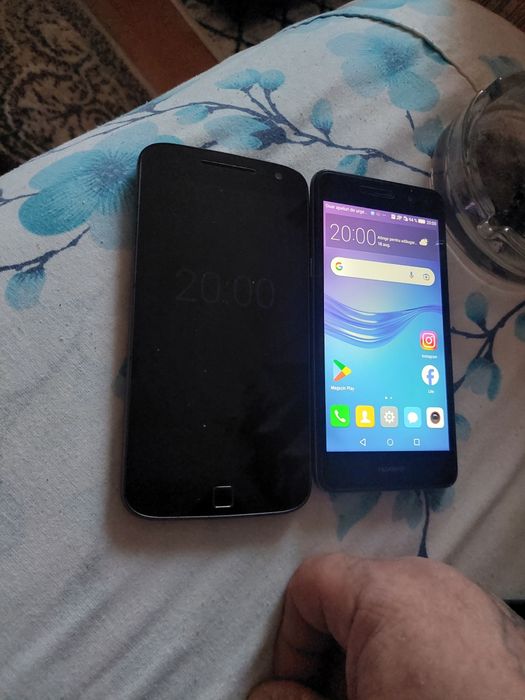 Vind doua telefoane