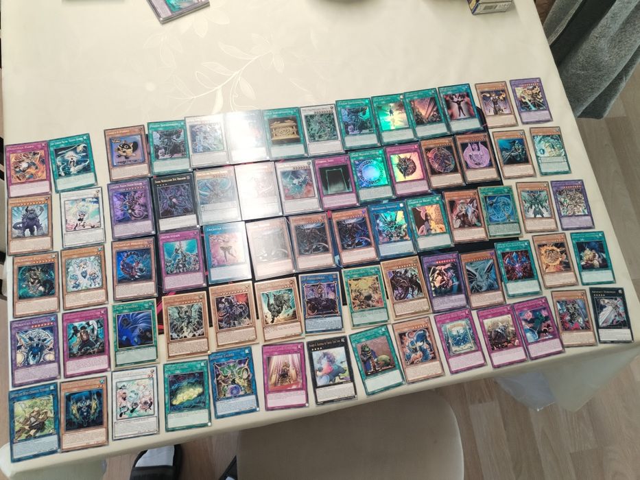 Se vinde cărți de joc Yu Gi Oh