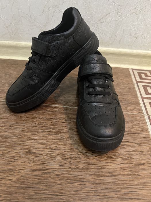 Продам детские кожаные кеды