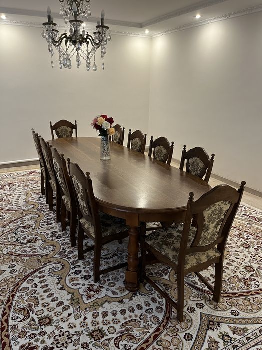 Стол и стулья для гостей