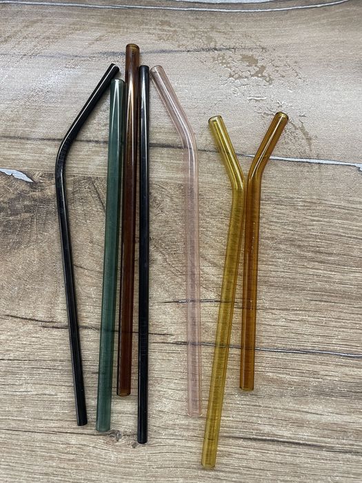 Хрустальные стаканы и трубочки