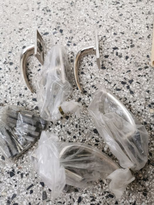 Метални дръжки за дървени врати и прозорци