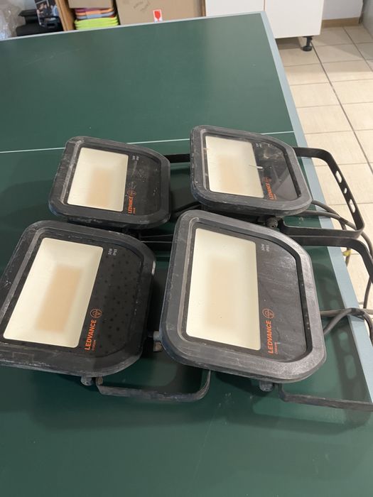 Продавам 4 броя LED прожектор