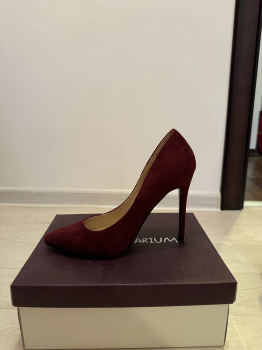 Червени велурени токчета